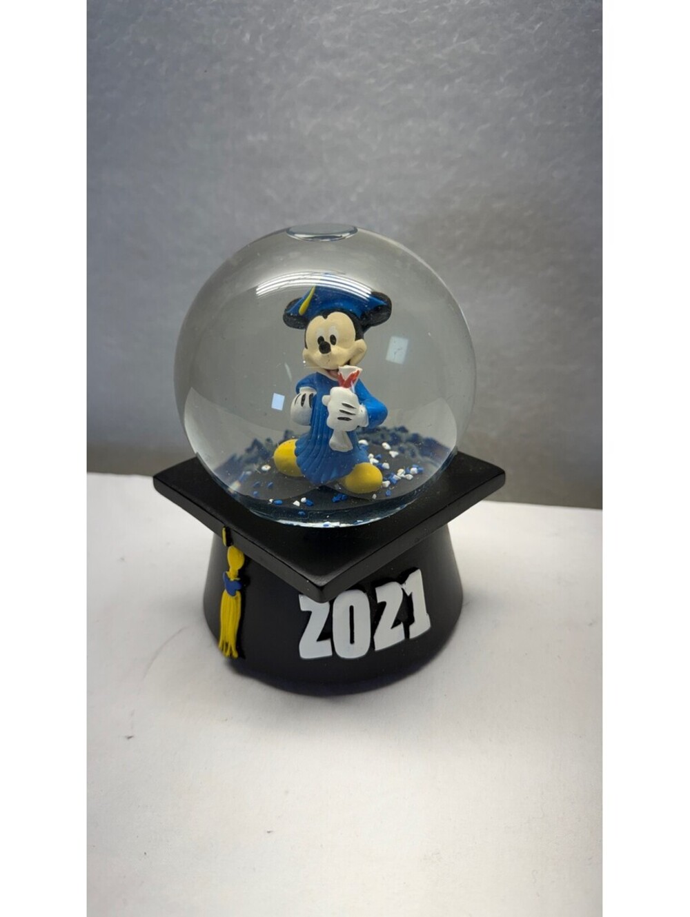 Disney Mickey Mouse 2021 Graduation Snow Globe E-3